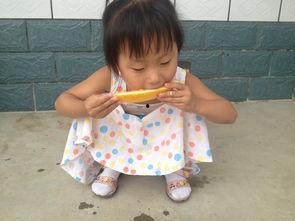 宝宝调皮吃瓜,调皮宝宝吃瓜趣事多