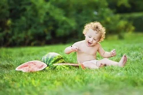 宝宝调皮吃瓜,调皮宝宝吃瓜趣事多