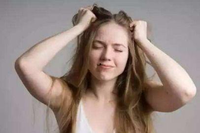 黄头发女孩吃瓜,黄发少女瓜田奇遇记