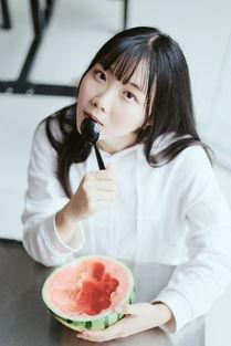 重庆吃瓜少女拍照,捕捉市井生活瞬间