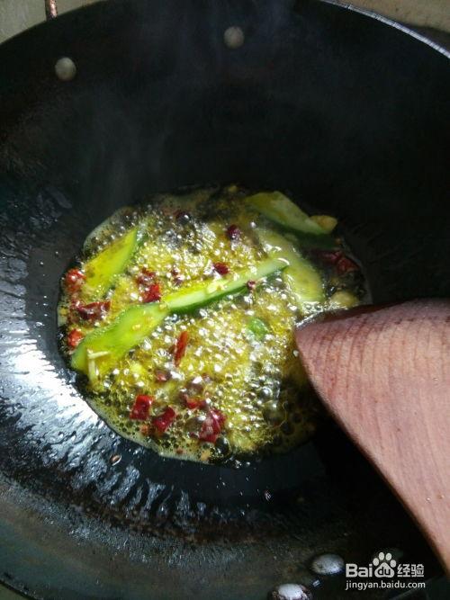 老人吃瓜吃辣  第2张