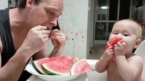 爸爸吃瓜照片  第1张