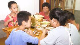 带孩子回娘家吃瓜,回娘家共享欢乐吃瓜盛宴